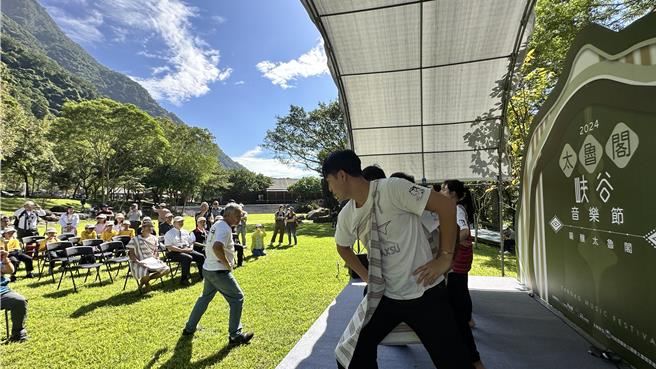 山月村「村长」郑明冈（左）带员工到太鲁阁峡谷音乐会演出「回家」。（太管处提供／王志伟花莲传真）