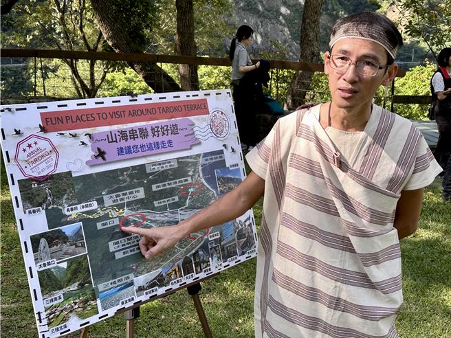 太管处长刘守礼穿着太鲁阁族服，说明峡谷音乐节活动过程，也将与部落社区紧密结合，当天有市集，也欢迎民眾听完音乐会，到附近社区来趟小旅行。（王志伟摄）