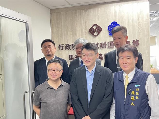 海基会副董事长罗文嘉、陆委会副主委梁文杰及连江县副县长陈冠人等人，今出席海基会马祖行政协调中心揭牌仪式。（连江县政府提供）