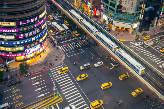 大巨蛋話題帶來新人潮，忠孝東路店面登北市店王。（示意圖/達志影像/shutterstock）
