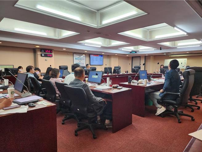 台北市都发局今（9）日到台北市议会工务委员会展开工作报告，绿营议员关注京华城停工与否，要求台北市建管处应要有具体作为，防止京华城偷盖。(黄敬文摄)