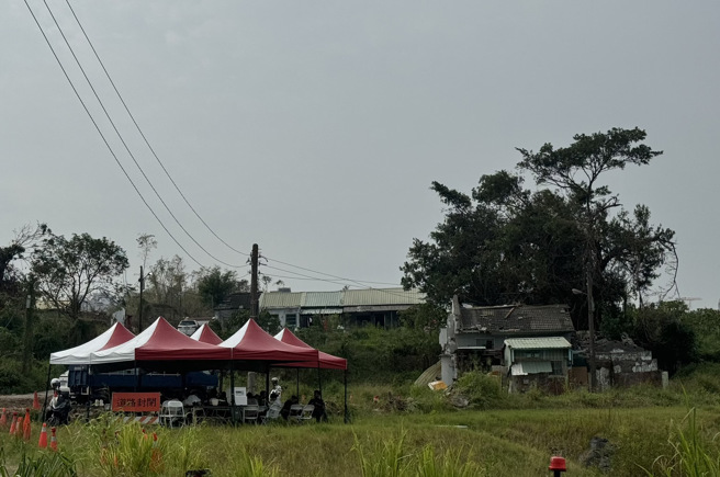 高雄市地政局於15日出動怪手拆舊大寮區影七路住宅，發現1名李姓男子死於屋內，門上還寫著詛咒字句。（洪靖宜攝）