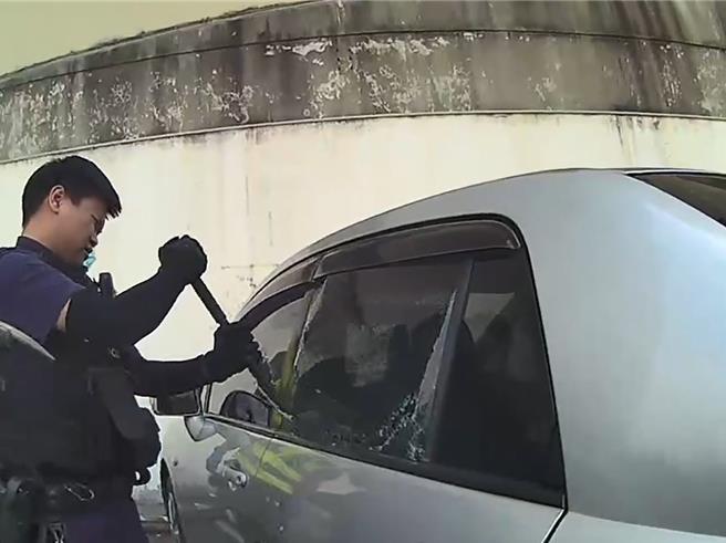 轿车自动上锁1岁童受困车内，警消合作破窗救援。(中坜警分局提供／吕筱蝉桃园传真)