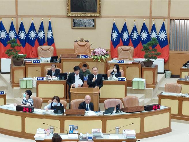 新北市警察局长廖训诚（第二排右）今（15）日在议会表示，警政署昨开完审议会，2位都是以因公殉职认定标准抚恤。（陈慰慈摄）