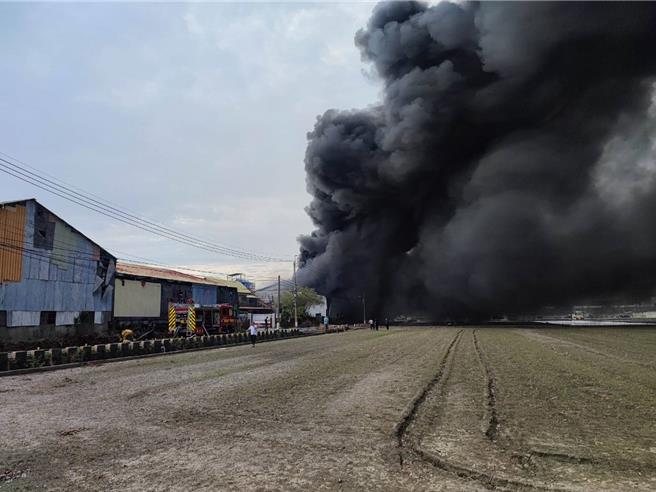 高雄林园区1家铁皮工厂发生火警。（翻摄照片／洪靖宜高雄传真）