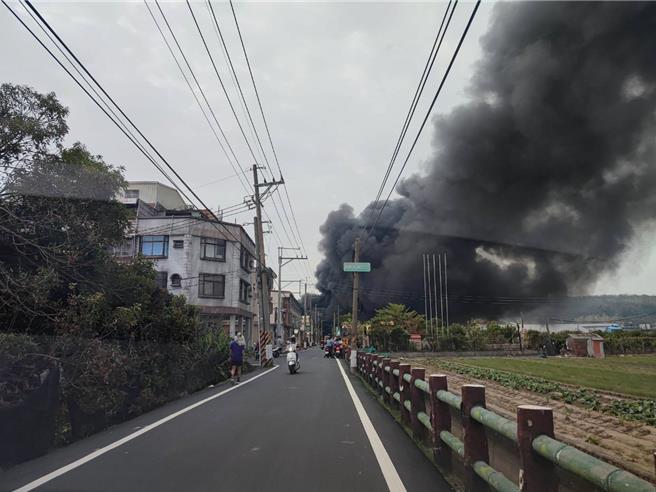 高雄林园区1家铁皮工厂发生火警。（翻摄照片／洪靖宜高雄传真）