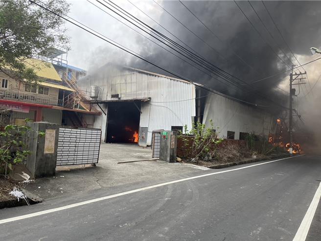 高雄林园区1家铁皮工厂发生火警。（翻摄照片／洪靖宜高雄传真）