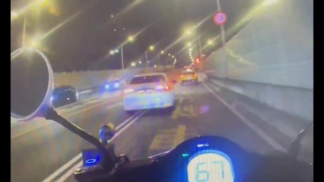 一名周姓男子，11日凌晨1時45分在台北市林森民權東路不顧警方攔查，加速逃逸。（圖／簡銘柱翻攝）