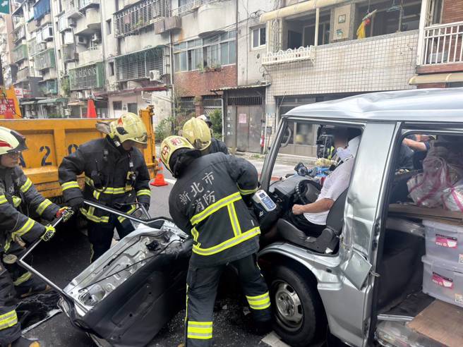 消防隊到場協助駕駛脫困後送醫。（翻攝畫面）