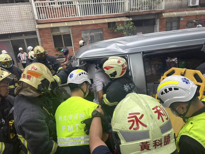 消防隊到場協助駕駛脫困後送醫。（翻攝畫面）