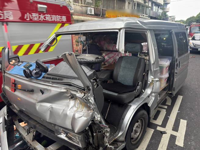 消防隊到場協助駕駛脫困後送醫。（翻攝畫面）