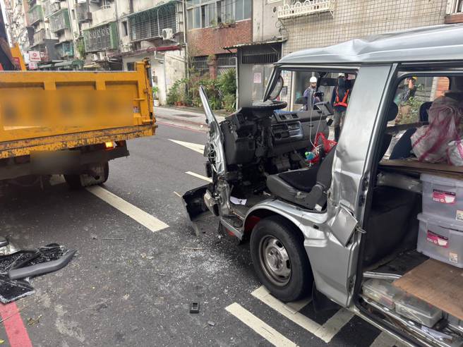 消防隊到場協助駕駛脫困後送醫。（翻攝畫面）