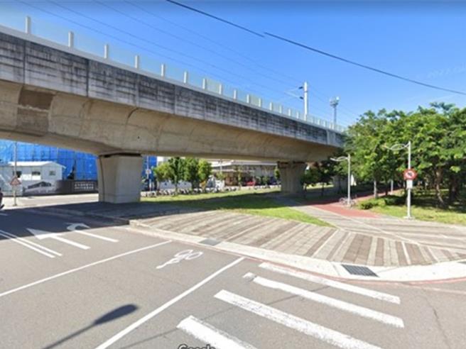 绿空廊道下的大庆火车站自行车道为共构，依交通相关规范画设导引标线。（台中市政府观旅局提供／陈淑娥台中传真）
