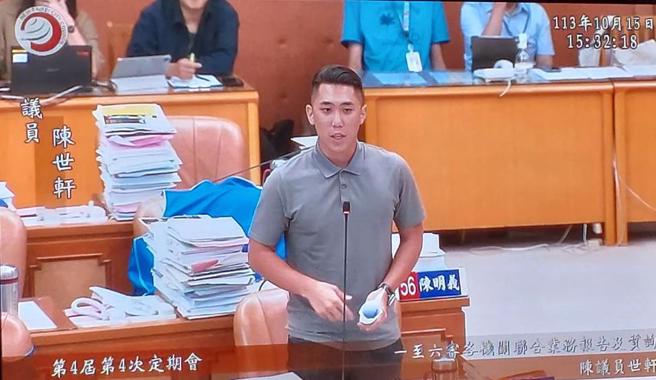 民眾党新北市议员陈世轩今（15）日在议会询问，新北公园自治管理条例未来上路后，民眾在公园发现有人抽菸，拨打1999检举，将由哪个单位开罚？（陈慰慈摄）