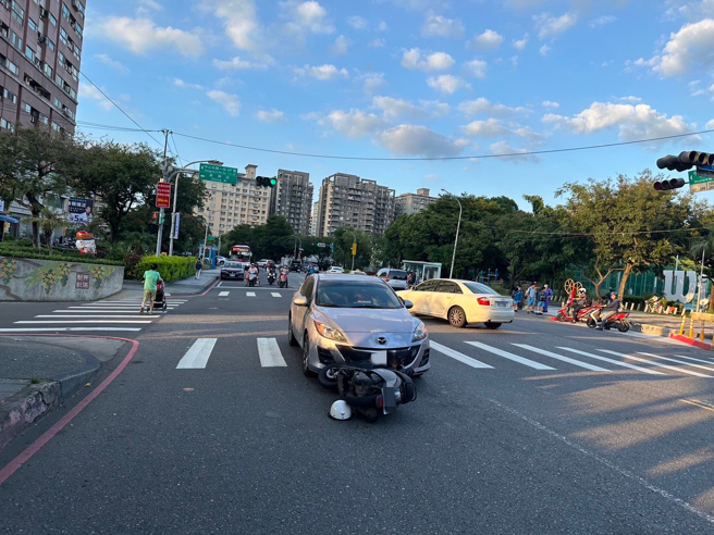 女子騎車逆向亂衝，最後正面撞擊轎車倒地被送醫。（翻攝畫面）