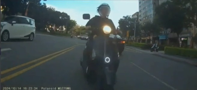 女子騎車逆向亂衝，最後正面撞擊轎車倒地被送醫。（翻攝爆料公社）