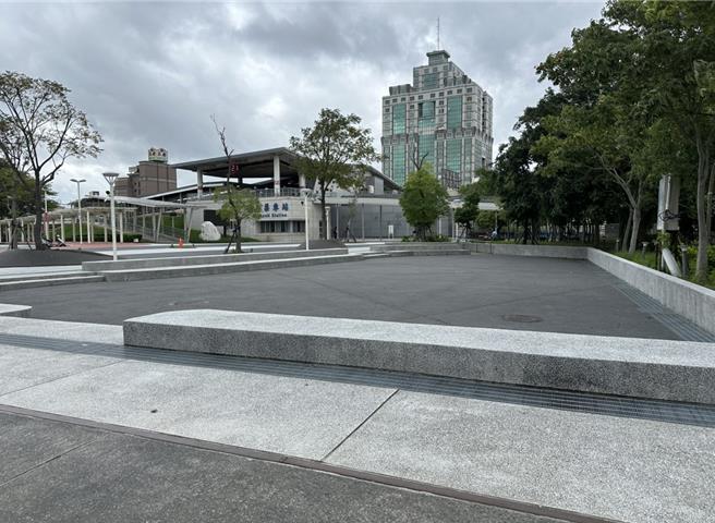 苗栗火车站西侧广场经过台铁公司斥资整修后，已成为苗栗市内重要展演场所。（苗栗县政府提供／谢明俊苗栗传真）