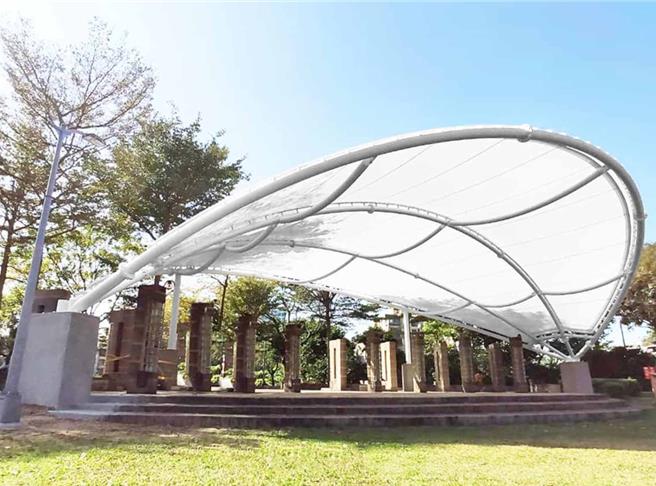 苗栗县政府文化观光局自筹490万元，在苗栗火车站西侧广场加装薄膜结构设施，以隔绝部分雨风。（苗栗县政府提供／谢明俊苗栗传真）