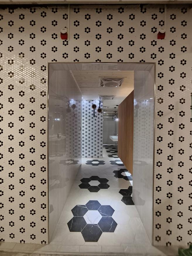 嘉义市西市场忠义街侧2楼公厕翻修完成，黑白色调，明亮温暖风格。（廖素慧摄）