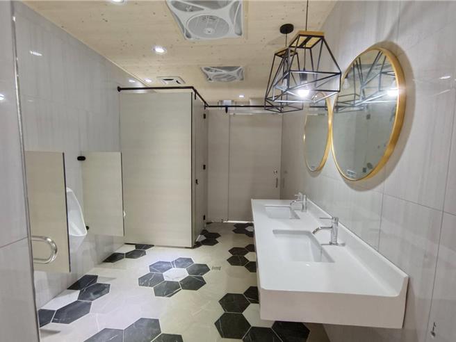 嘉义市西市场忠义街侧2楼公厕男厕翻新。（廖素慧摄）