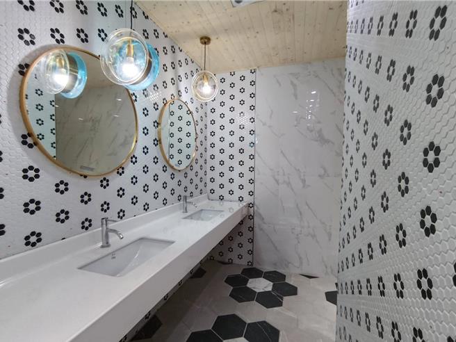 嘉义市西市场忠义街侧2楼公厕女厕翻新。（廖素慧摄）