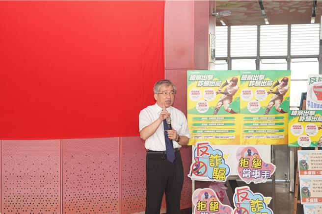 苗栗地檢署檢察長蔡宗熙15日親赴苗栗火車站，聯手台鐵公司宣導反詐騙。（苗檢提供／謝明俊苗栗傳真）