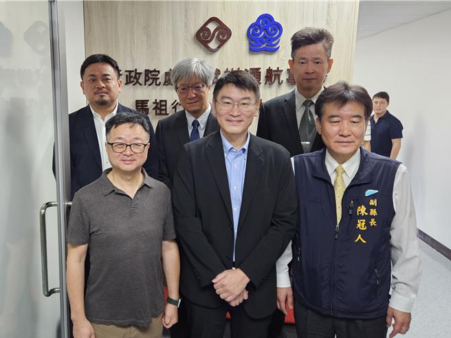 海基会15日于马祖南竿举行「马祖行政协调中心海基会办公室」挂牌仪式，陆委会副主委梁文杰（前排中）、海基会秘书长罗文嘉（前排左）及连江县副县长陈冠人（前排右）等人出席。（陈冠宇摄）