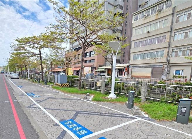 东港光復路段启用智慧停车柱，共74座。（屏东县政府提供／罗琦文屏东传真）