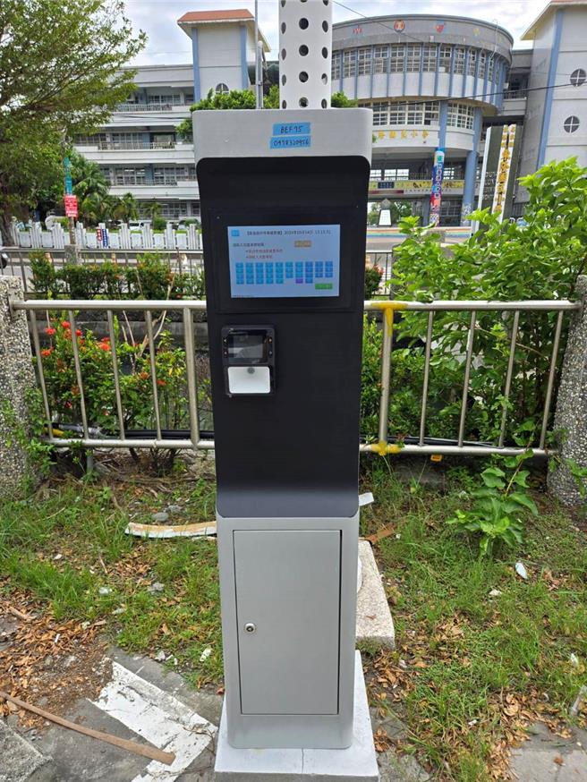 智慧停车柱可使用行动支付，或在路侧缴费机透过LINE PAY、信用卡或悠游卡缴费。（屏东县政府提供／罗琦文屏东传真）