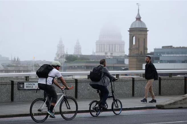 早晨尖峰时段骑自行车通勤的英国民眾（图／路透社）