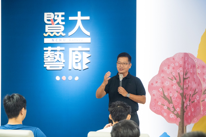 暨大图书馆馆长叶明亮策划动漫正品在暨大展出。(照片/国立暨南国际大学提供)