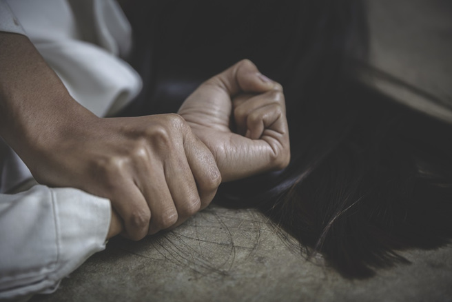 韓國一名男子撿屍醉酒女，不但下藥性侵還全程直播，吸引200人觀看，卻沒有一人報警。（示意圖：Shutterstock／達志）