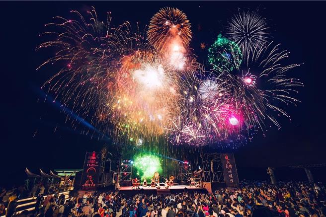 十鼓擊樂團10月19日將在伊達邵碼頭表演，震撼鼓聲搭配360秒璀璨煙火，潭區飯店早已客滿。（日月潭風管處提供／楊靜茹南投傳真）