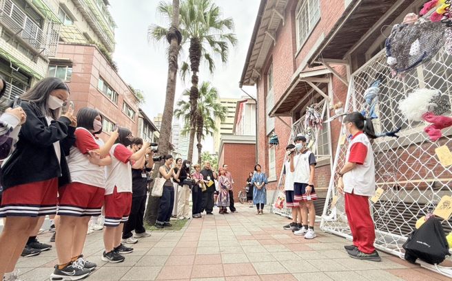 902小組合作作品由學生們一起解說導覽。(照片/台北當代藝術館提供)