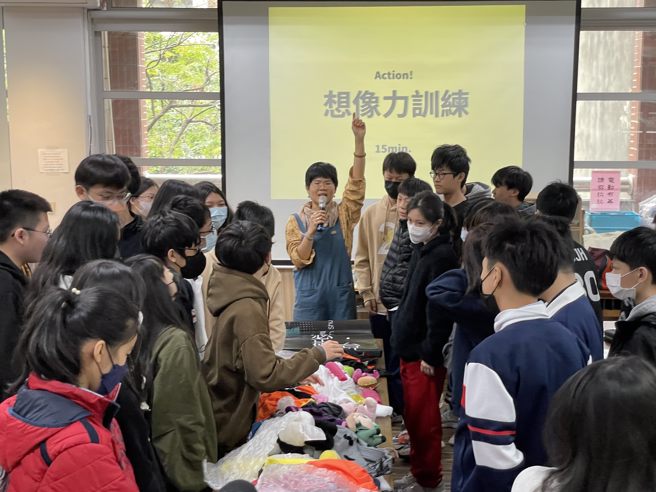 學校於活動前進行藝術創作課程與生活環境緊密結合。(照片/台北當代藝術館提供)