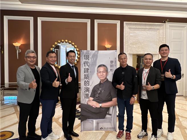 台中市建築經營協會15日邀請有「台灣清水模教父」之稱的清水建築工坊主持人廖明彬，以「現代建築的演進」為題講座。（林欣儀攝）