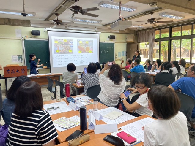 活動課程探討「旅遊日語」、「旅遊公害」、「飲食安全」等主題，以實用的日常對話，讓學員在語言學習的同時，關注當前社會議題。(照片/東海大學提供)
