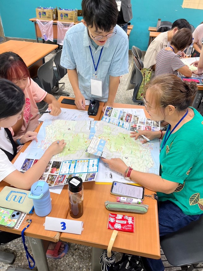 營隊的跨代學習拉近年輕人與長者之間的距離，讓彼此在語言和生活經驗上相互啟發，充分體現「青銀共學」的理念。(照片/東海大學提供)