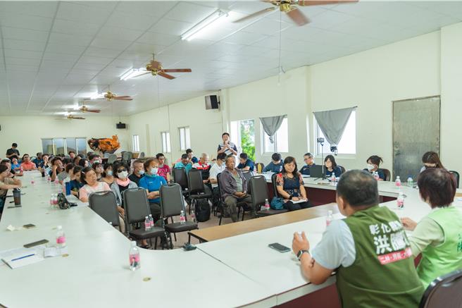 彰化县永兴专业养殖区获准以面积20％试办鱼电共生开发案，1年多前案子送到县府审核至今未过，立委陈素月日前邀请县府及能源署代表与养殖户当面沟通。（洪腾明提供／叶静美彰化传真）