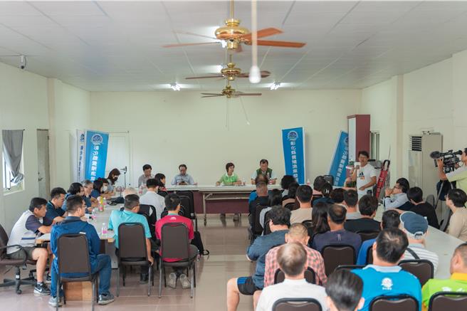 彰化县永兴专业养殖区获准以面积20％试办鱼电共生开发案，1年多前案子送到县府审核至今未过，立委陈素月日前邀请县府及能源署代表与养殖户当面沟通。（洪腾明提供／叶静美彰化传真）