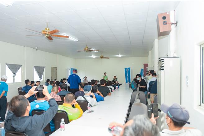 彰化县永兴专业养殖区获准以面积20％试办鱼电共生开发案，1年多前案子送到县府审核至今未过，立委陈素月日前邀请县府及能源署代表与养殖户当面沟通。（洪腾明提供／叶静美彰化传真）