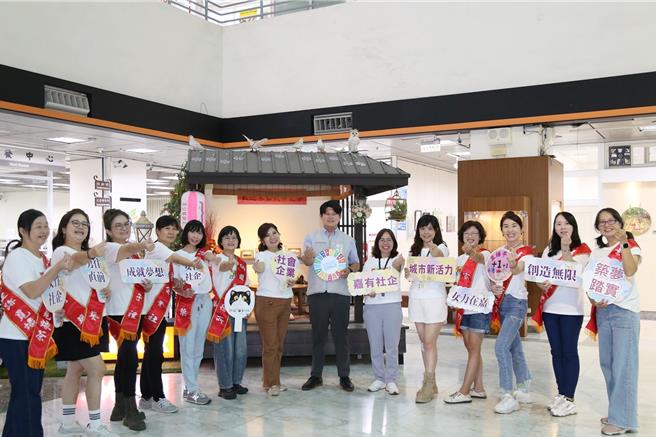 嘉市府培训女力创业，女业主集体到嘉义市政府登记立案。（嘉市府提供／廖素慧嘉市传真）