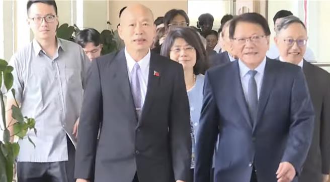 總統府祕書長潘孟安今日下午陪同113年司法院院長、副院長及大法官被提名人，包括總統府副祕書長何志偉、發言人李問也陪同拜會立法院長韓國瑜。（摘自中天新聞直播）