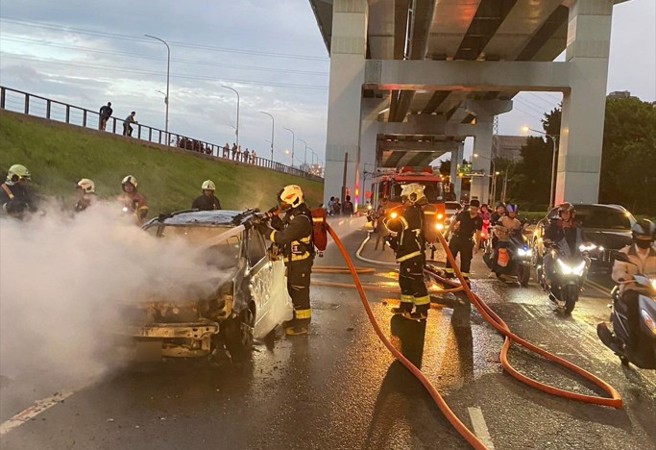 新北市土城區擺接堡路往三峽方向，傍晚5時許發生火燒車意外，消防隊獲報到場滅火。（翻攝畫面）