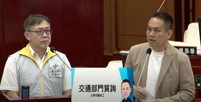 北市议员陈重文(图右)今(15)出席北市议会质询，身形明显消瘦一圈。(翻摄台北市议会频道)