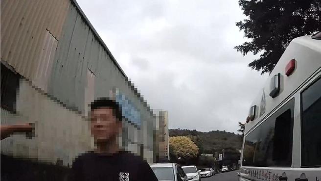 警方獲報莊姓男子與友人發生糾紛，循線查獲喪屍煙彈。（警方提供）