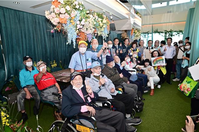 光輝十月除慶祝雙十國慶、重陽節外，還有即將到來的榮民節，台北市政府副秘書長游適銘14日上午代表市長蔣萬安，歡迎板橋榮家12位百歲長輩所組成的「千歲團」來到台北101登高賞秋。（北市兵役局提供／丁上程台北傳真）