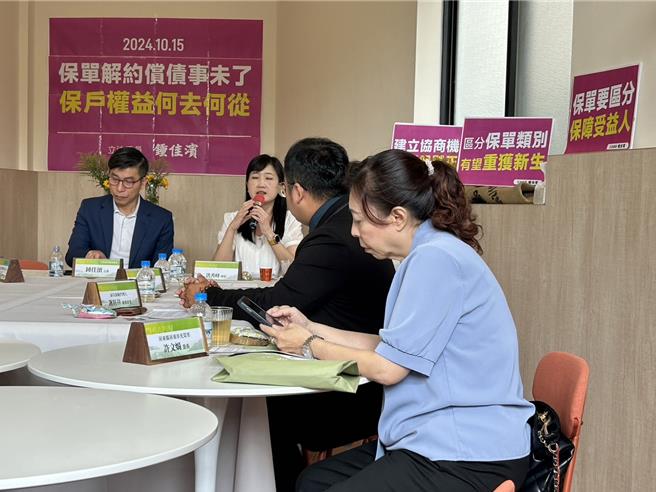 針對保單強制執行風暴，立委鍾佳濱推動短期解方訂定「法院辦理人壽保險契約金錢債權強制執行原則」，以及長期解方督促金管會進行《保險法》修法。（謝佳潾攝）