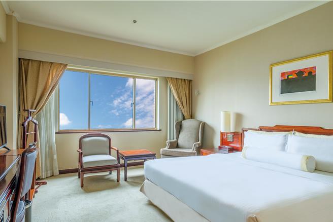 「福華連鎖飯店住宿券」買10送1，每張2726元，雙入可入住全台8間福華分館，並享雙人精緻早餐，每人住飯店1500元有找。（圖／台北福華大飯店）