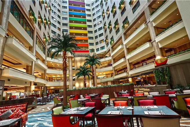 「彩虹座」自助百匯線上旅展享買10張再送1張的超值優惠，最低下殺64折，每人818元起即可大啖豐盛美味的多國料理吃到飽。（圖／台北福華大飯店）